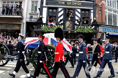 Londres despide a Margaret Thatcher El féretro de Margaret Thatcher recorre las calles de Londres el 17 de abril de 2013