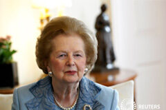 Muere la ex primera ministra británica Margaret Thatcher El ex primer ministro británico Margaret Thatcher mira hacia la cámara mientras se reúne el primer ministro David Cameron dentro de 10 Downing Street en Londres, junio 8, 2010