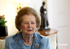 El ex primer ministro británico Margaret Thatcher mira hacia la cámara mientras se reúne el primer ministro David Cameron dentro de 10 Downing Street en Londres, junio 8, 2010