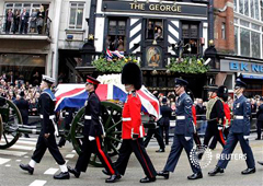 El féretro de Margaret Thatcher recorre las calles de Londres el 17 de abril de 2013