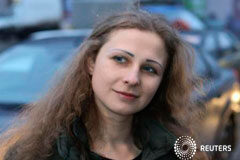 La Pussy Riot liberada dice que la amnistía de Putin es un truco Alyokhina habla ante los medios en una estación de tren en Nizhny Novgorod, el 23 de diciembre de 2013
