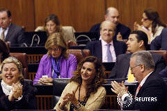 Los ministros de Sanidad, Interior, Trabajo y Hacienda presentan las líneas prioritarias de sus departamentos en el Senado María Jesús Montero (centro, abajo) aplaude en una sesión del parlamento regional andaluz en Sevilla cuando era asesora en materia de salud, el 17 de marzo de 2010