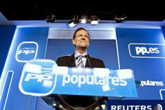El PP lograría la mayoría absoluta, según El Periódico El presidente del PP y candidato a la presidencia del Gobierno, Mariano Rajoy, sonríe en una rueda de prensa en Madrid, el 29 de julio de 2011.