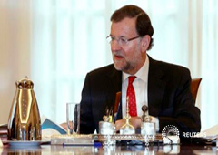 Rajoy asiste a la reunión del consejo de ministros del Palacio de la Moncloa en Madrid, 26 de octubre de 2015