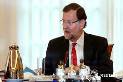 Rajoy se apoya en la economía para intentar ganar las elecciones del 20D Rajoy asiste a la reunión del consejo de ministros del Palacio de la Moncloa en Madrid, 26 de octubre de 2015