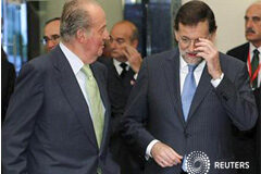 Rajoy niega un rescate inminente y logra un acuerdo con CCAA Rajoy (dcha.) con el rey Juan Carlos antes de la cumbre de presidentes celebrada el 2 de octubre en el Senado en Madrid