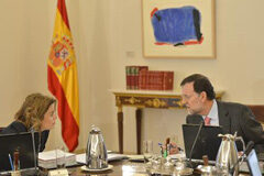 El Consejo de Ministros aprueba mañana la Ley de Emprendedores, que rebaja la presión fiscal a las PYME El presidente del Gobierno, Mariano Rajoy, junto a la Vicepresidenta Sáenz de Santamaría, durante el Consejo de Ministros