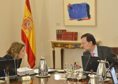El presidente del Gobierno, Mariano Rajoy, junto a la Vicepresidenta Sáenz de Santamaría, durante el Consejo de Ministros