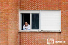 El Gobierno español revisará el protocolo para actuar contra el ébola El marido de Teresa Romero, Javier Limón, en el hospital Carlos III donde se encuentra ingresado, el 10 de octubre de 2014