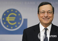 Draghi sonríe el 6 de septiembre de 2012 en la sede del BCE en Fráncfort