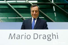 BCE reduce volumen programa de recompra de bonos, pero extiende su duración El presidente del BCE, Mario Draghi, en rueda de prensa en Fráncfort el 8 de diciembre de 2016