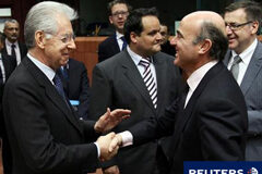 El Ecofin rechaza la oferta de los tenedores de deuda griega El primer ministro y ministro de Economía italiano, Mario Monti, saluda al titular de Economía español, Luis de Guindos en Bruselas, el 23 de enero de 2012