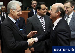El primer ministro y ministro de Economía italiano, Mario Monti, saluda al titular de Economía español, Luis de Guindos en Bruselas, el 23 de enero de 2012