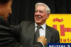 Mario Vargas Llosa gana el Nobel de Literatura 2010 El ex presidente peruano Alejandro Toledo abraza a Vargas Llosa tras una conferencia de prensa en Nueva York, el 7 de octubre de 2010.