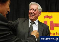 El ex presidente peruano Alejandro Toledo abraza a Vargas Llosa tras una conferencia de prensa en Nueva York, el 7 de octubre de 2010.