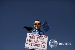 El paro baja algo en abril, pero sigue lastrado por la economía Una marioneta que representa al presidente del Gobierno, Mariano Rajoy, en una manifestación con motivo del Día del Trabajo celebrada el 1 de mayo en Málaga.
