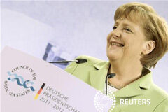 Europa estudia dar pasos hacia una «unión fiscal» Angela Merkel, hablando con la prensa en una rueda de prensa en Stralsund el 31 de mayo