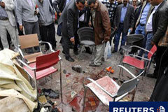 Marruecos desconoce la autoría del atentado en Marrakesh Imagen del 28 de abril de unos investigadores en el lugar de la explosión en el café Argana en Yemaa el Fnaa.