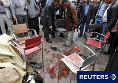 Imagen del 28 de abril de unos investigadores en el lugar de la explosión en el café Argana en Yemaa el Fnaa.