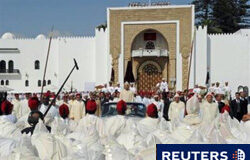 La frustración de Marruecos con España deriva en una disputa En la imagen, Mohamed VI recibe a los representantes de distintas partes del reino cerca de Tetuán el 31 de julio de 2010.
