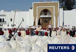 En la imagen, Mohamed VI recibe a los representantes de distintas partes del reino cerca de Tetuán el 31 de julio de 2010.