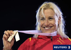 Marta Domínguez enseña su medalla de subcampeona de Europa de atletismo en Barcelona el 30 de julio de 2010.