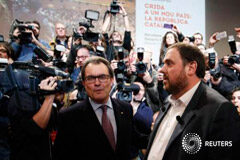 Nacionalistas e independentistas catalanes empatarían en las elecciones El líder de ERC Oriol Junqueras (D) junto al presidente catalán, Artur Mas, antes de una conferencia en Barcelona, el 2 de diciembre de 2014
