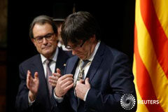 Puigdemont se someterá a una moción de confianza en septiembre Carles Puigdemont mira una medalla recibida del anterior presidente catalán, Artur Mas (izquierda), durante la toma de posesión de Puigdemont como presidente de la Generalitat de Catalunya en el Palau de la Generalitat en Barcelona, 12 de enero de 2016