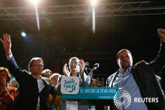 La CUP plantea una presidencia plural en Cataluña Artur Mas (I), Raul Romeva (C) y Oriol Junqueras ante los partidiarios de la candidatura de "Junts pel Si", tras el cierre de los colegios electorales en Cataluña, el 27de septiembre de 2015