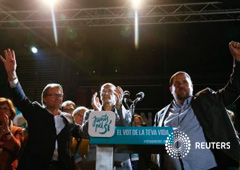 Artur Mas (I), Raul Romeva (C) y Oriol Junqueras ante los partidiarios de la candidatura de 