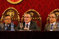 Salas Carceller, magistrado del Tribunal Supremo, inaugura en la Universidad de Granada el Máster en Responsabilidad Civil Antonio salas en el centro, junto a Miguel Olmedo, decano de la Facultad de Derecho de Granada, y Javier López García de la Serrana, director del Master