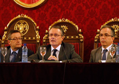 Antonio salas en el centro, junto a Miguel Olmedo, decano de la Facultad de Derecho de Granada, y Javier López García de la Serrana, director del Master