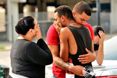 Cincuenta personas mueren en ataque de un hombre armado a un club gay en Florida Familiares y amigos de víctimas del tiroteo a las afueras del cuartel de la policía en Orlando