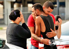 Familiares y amigos de víctimas del tiroteo a las afueras del cuartel de la policía en Orlando