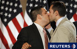 Anulan la prohibición de los matrimonios gay en California En la imagen, Jeff Zarrillo (izquierda) besa a su compañero Paul durante una rueda de prensa en San Francisco, EEUU tras el fallo judicial, el 4 de agosto de 2010.