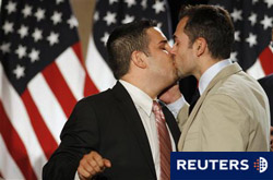 En la imagen, Jeff Zarrillo (izquierda) besa a su compañero Paul durante una rueda de prensa en San Francisco, EEUU tras el fallo judicial, el 4 de agosto de 2010.