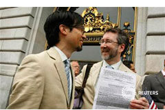 El concepto de “cónyuge” en la Unión Europea incluye a los cónyuges del mismo sexo Imagen del 12 de agosto de dos hombres mostrando su permiso de matrimonio en el Ayuntamiento de San Francisco antes de que el juez levantara el veto.