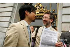 Imagen del 12 de agosto de dos hombres mostrando su permiso de matrimonio en el Ayuntamiento de San Francisco antes de que el juez levantara el veto.