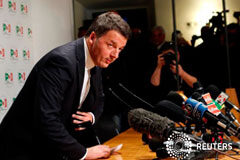 La parálisis política en Italia se intensifica al descartar Renzi un pacto con el M5E El líder del PD, Matteo Renzi, a su llegada a una conferencia de prensa en Roma, el 5 de marzo de 2018