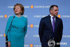El Parlamento ruso dice que Crimea tiene derecho a hacer un referéndum La presidenta de la Asamblea Valentina Matviyenko (I) y el jefe de la delegación y portavoz del parlamento crimeo Vladimir Konstantinov durante una rueda de prensa en Moscú, el 7 de marzo de 2014