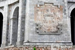 El Supremo rechaza exhumar los restos de Franco del Valle de los Caídos Un escudo de la época franquista en el mausoleo del Valle de los Caídos donde se encuentra el cuerpo de Francisco Franco y están enterrados más de 30.000 combatientes de la guerra civil, cerca de Madrid, 11 de mayo de 2016