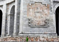 Un escudo de la época franquista en el mausoleo del Valle de los Caídos donde se encuentra el cuerpo de Francisco Franco y están enterrados más de 30.000 combatientes de la guerra civil, cerca de Madrid, 11 de mayo de 2016