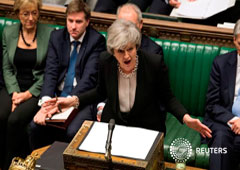 Primer Ministra británica Theresa May habla durante el debate sobre su 