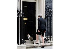 May entra en el número 10 de Downing Street tras un discurso sobre el ataque en Londres, el 4 de junio de 2017