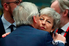May obtiene dos semanas de prórroga para el Brexit de parte de una impaciente UE El presidente de la Comisión Europea, Jean-Claude Juncker, abraza a la primera ministra británica, Theresa May, en una cumbre de líderes de la Unión Europea en Bruselas. 21 de marzo 2019