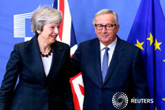 La UE y Reino Unido pactan un texto sobre el Brexit, pero queda pendiente Gibraltar La primera ministra británica, Theresa May, y el presidente de la Comisión, Jean-Claude Juncker, tras reunirse para hablar del Brexit, en la sede de la Comisión en Bruselas, el 21 de noviembre de 2018