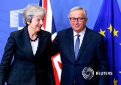 La primera ministra británica, Theresa May, y el presidente de la Comisión, Jean-Claude Juncker, tras reunirse para hablar del Brexit, en la sede de la Comisión en Bruselas, el 21 de noviembre de 2018