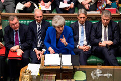 May gana moción de censura y ahora debe buscar consenso sobre Brexit La primera ministra británica, Theresa May, habla durante una moción de censura en el Parlamento británico en Londres. 16 de enero de 2019