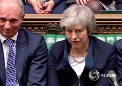 El Parlamento británico tumba el acuerdo para el Brexit de May Por William James y Kylie MacLellan 3 MIN. DE LECTURA LONDRES (Reuters) - Los diputados británicos votaron en contra del acuerdo de divorcio de la Unión Europea propuesto por la primera mini