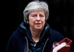 La primera ministra británica Theresa May sale del número 10 de Downing Street en Londres, Reino Unido, el 21 de noviembre de 2018